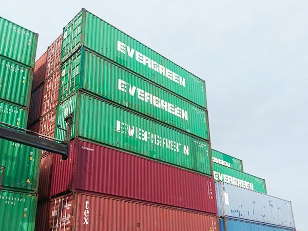 Container loading services at ports in southern China