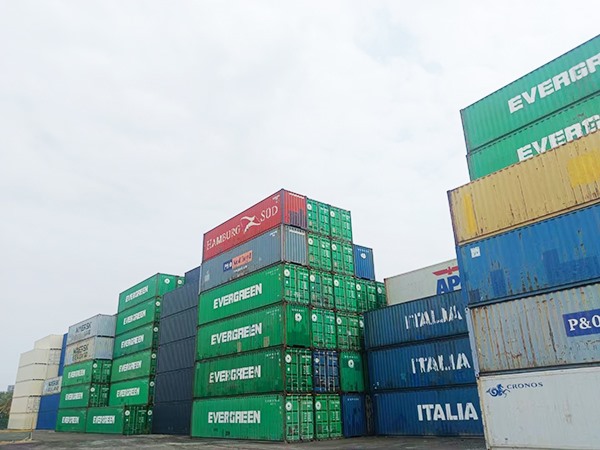 Container loading and unloading services at the dock